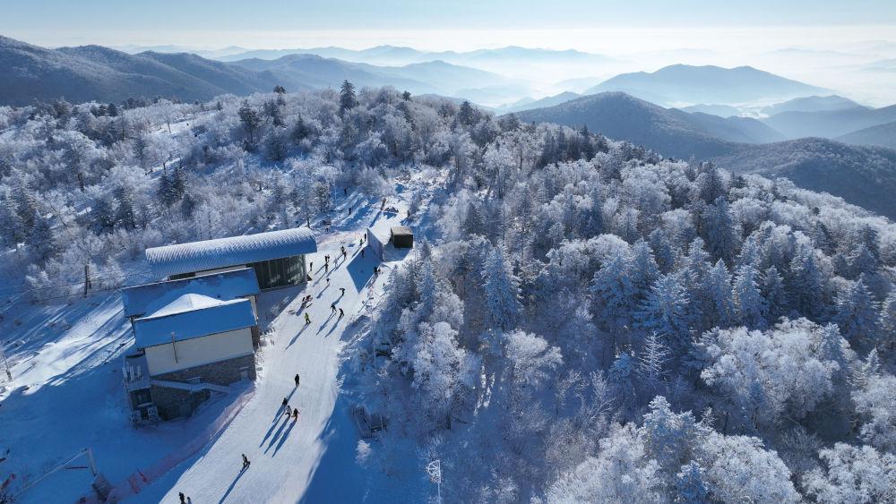 長(cháng)白天下雪(xuě)”闪耀冰雪(xuě)黄金纬度带”